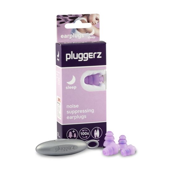 Pluggerz sleep -korvatulppa pakkaus, sekä pakkauksen sisältö: kahdet erikokoiset tulpat ja säilytysrasia.