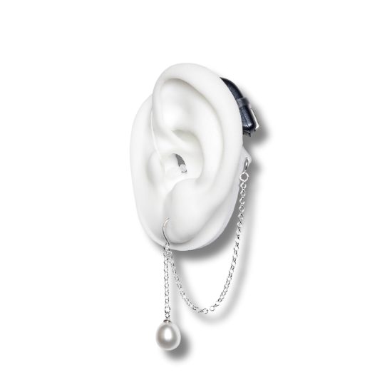 Kuulolaitekoru Pearl on hopeinen turvaketju koukkukorvakorulla ja riippuvalla helmikoristeella.