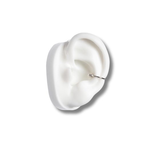 White Pearl turvarengas kiinnitetään korvalehden keskivaiheille. Se ei vaadi lävistettyjä korvalehtiä. Turvarenkaan päässä on helmi.