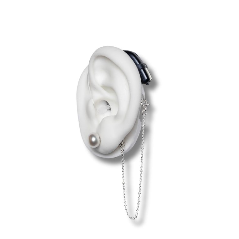 Kuulolaitekoru white pearl on hieman muita pidemmän mallinen hopeinen turvaketju ja siinä on tappikiinnitteinen helmikorvakoru.