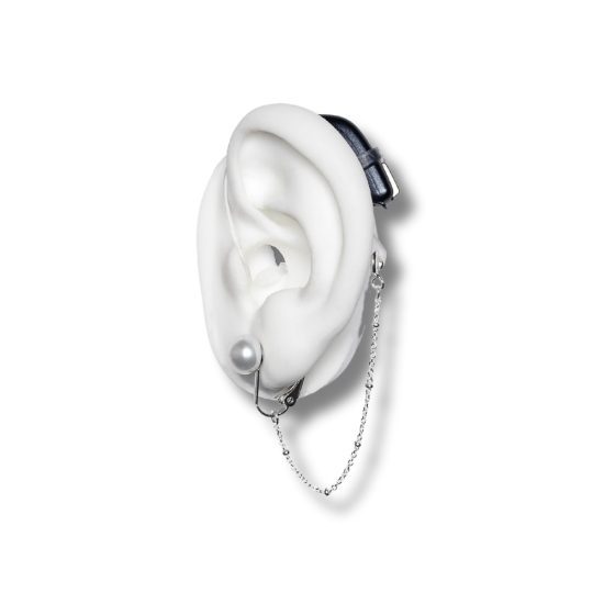 Kuulolaitekoru Clip on Pearl koostuu korvaketjusta ja klipsikiinnitteisestä helmikorvakorusta.