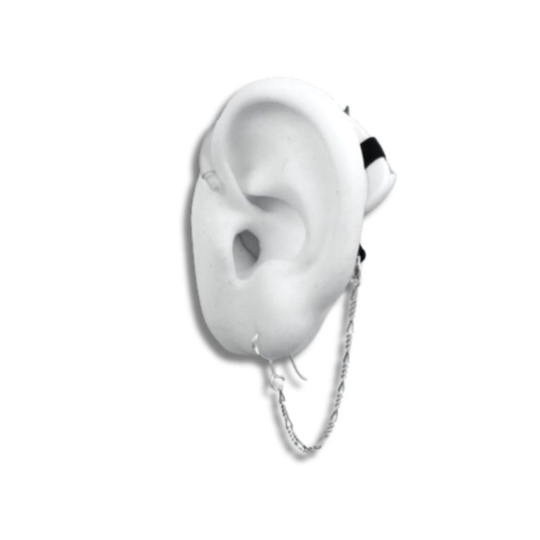 Kuulolaitekoru Figaro on yksinkertainen hopeinen turvaketju, joka kiinnitetään koukkukorvakorulla.