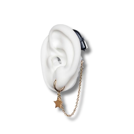 Kuulolaitekoru Hoop koostuu kullatusta turvaketjusta ja rengaskorvakorusta, josta roikkuu tähtiriipus.