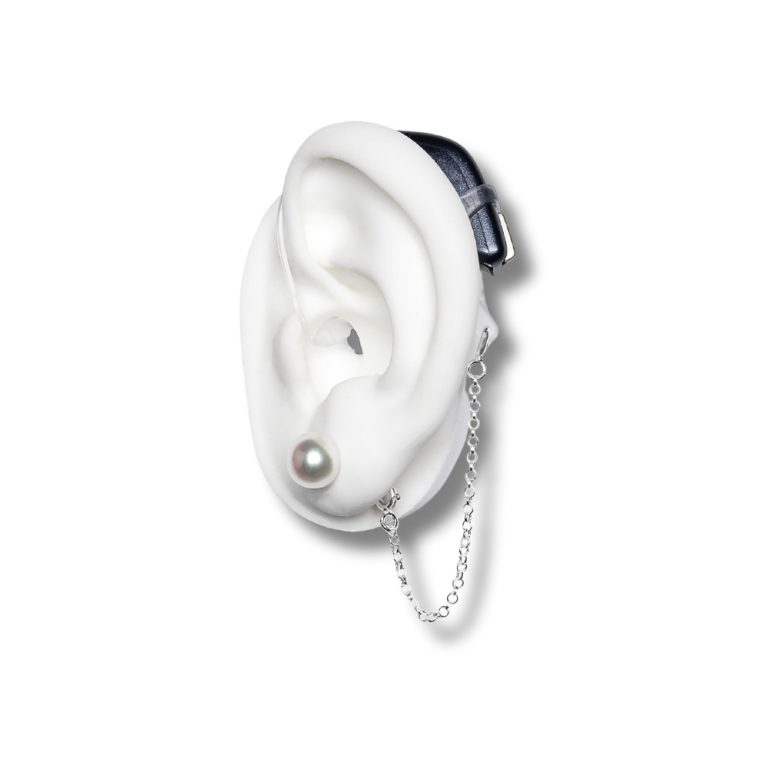 Kuulolaitekoru Pearly Day koostuu hopeisesta turvaketjusta ja tappikiinnitteisestä helmikorvakorusta.