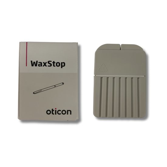 Oticon WaxStop vahasuoja pakkauksessa on 8 kertakäyttöistä vahasuojanvaihtotyökalua, jonka toisessa päässä on vahasuoja.