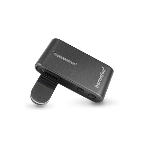 Bernafon SoundClip A yhteyslaite mahdollistaa kuulokojeiden monipuolisen käytön. Siinä on kätevä pidike, jolla laitteen saa kiinnitettyä taskuun tai kaulukseen.