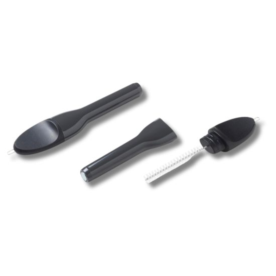 Multitool-työkalu kuulokojeen puhdistukseen. Työkalussa on puhdistusrassi, magnetti helpottamaan paristonvaihtoa ja vahanpoistokoukku.