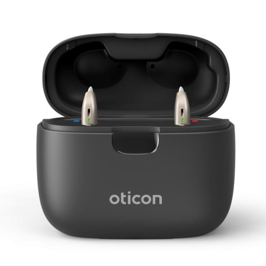 Oticon SmartCharger miniRite R matkalaturi on helppo ottaa mukaan matkalle.