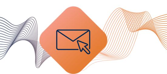 Tilaa Kuulotarvike uutiskirje, jossa tarjouksia ja vinkkejä, hyvää tietoa kuulokojeista. Kirje- ikoni oranssissa neliössä. Taustalla ääniaalto